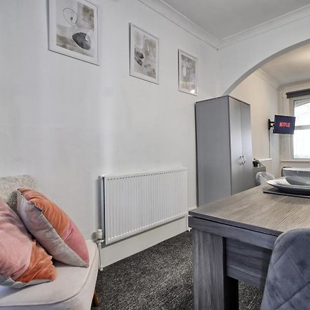 Beautiful Spacious Four Bedroom House With Parking For 2 Cars, 5 Minute Walk To Southend Station Esterno foto