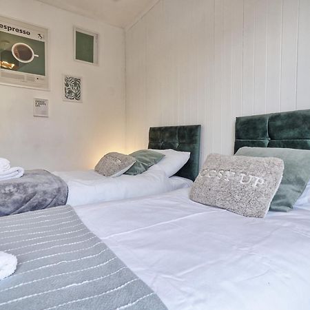 Beautiful Spacious Four Bedroom House With Parking For 2 Cars, 5 Minute Walk To Southend Station Esterno foto