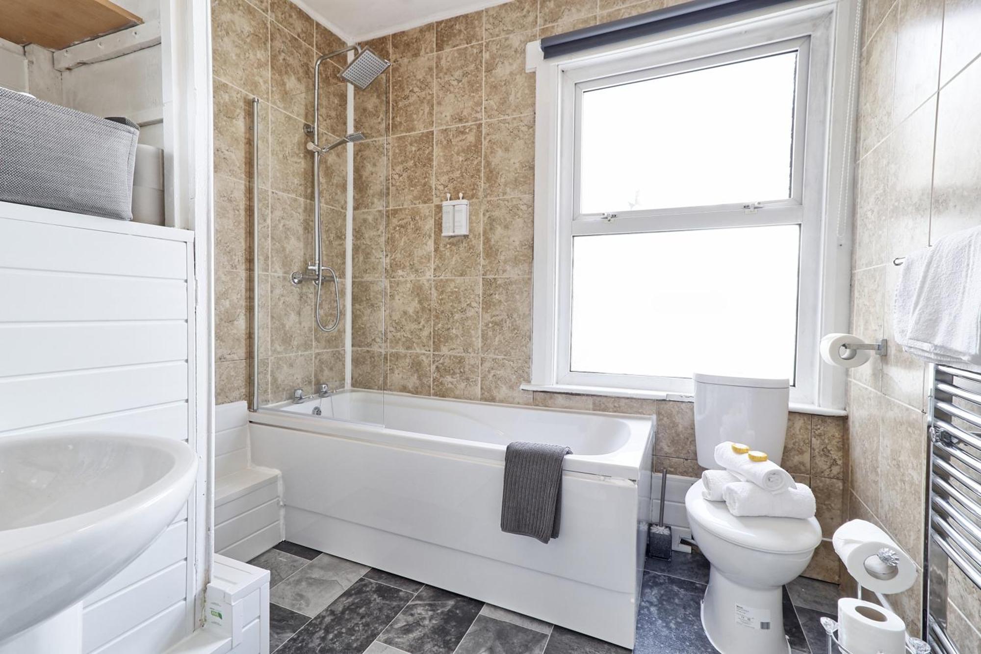 Beautiful Spacious Four Bedroom House With Parking For 2 Cars, 5 Minute Walk To Southend Station Esterno foto