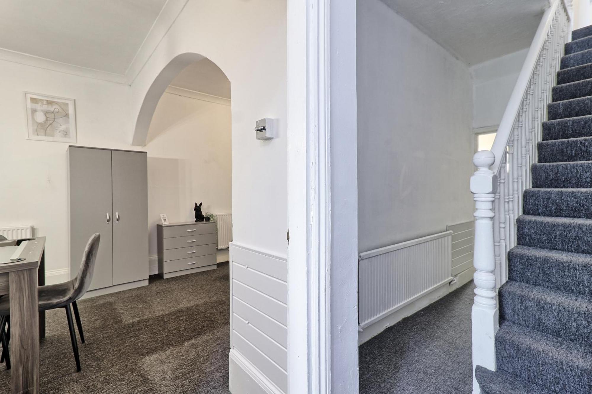 Beautiful Spacious Four Bedroom House With Parking For 2 Cars, 5 Minute Walk To Southend Station Esterno foto