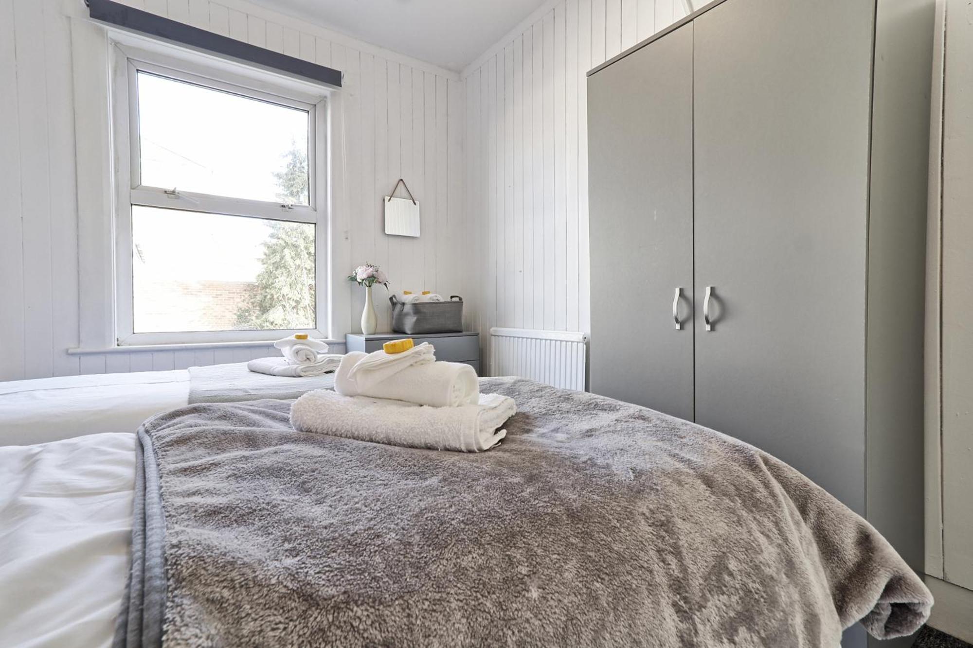 Beautiful Spacious Four Bedroom House With Parking For 2 Cars, 5 Minute Walk To Southend Station Esterno foto