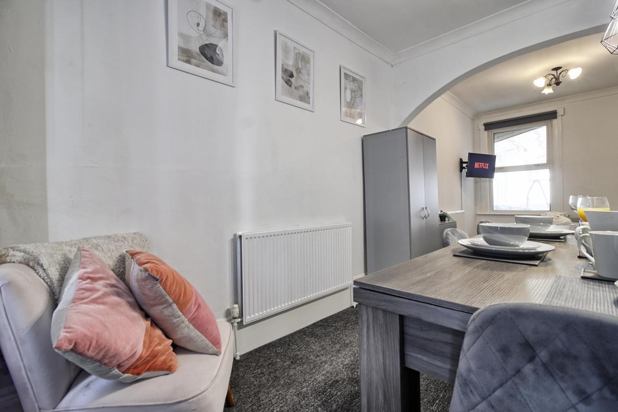 Beautiful Spacious Four Bedroom House With Parking For 2 Cars, 5 Minute Walk To Southend Station Esterno foto