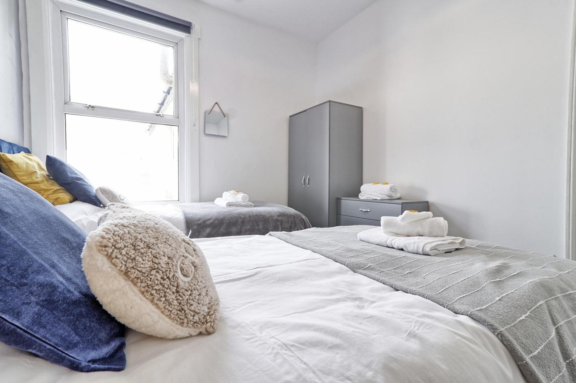 Beautiful Spacious Four Bedroom House With Parking For 2 Cars, 5 Minute Walk To Southend Station Esterno foto