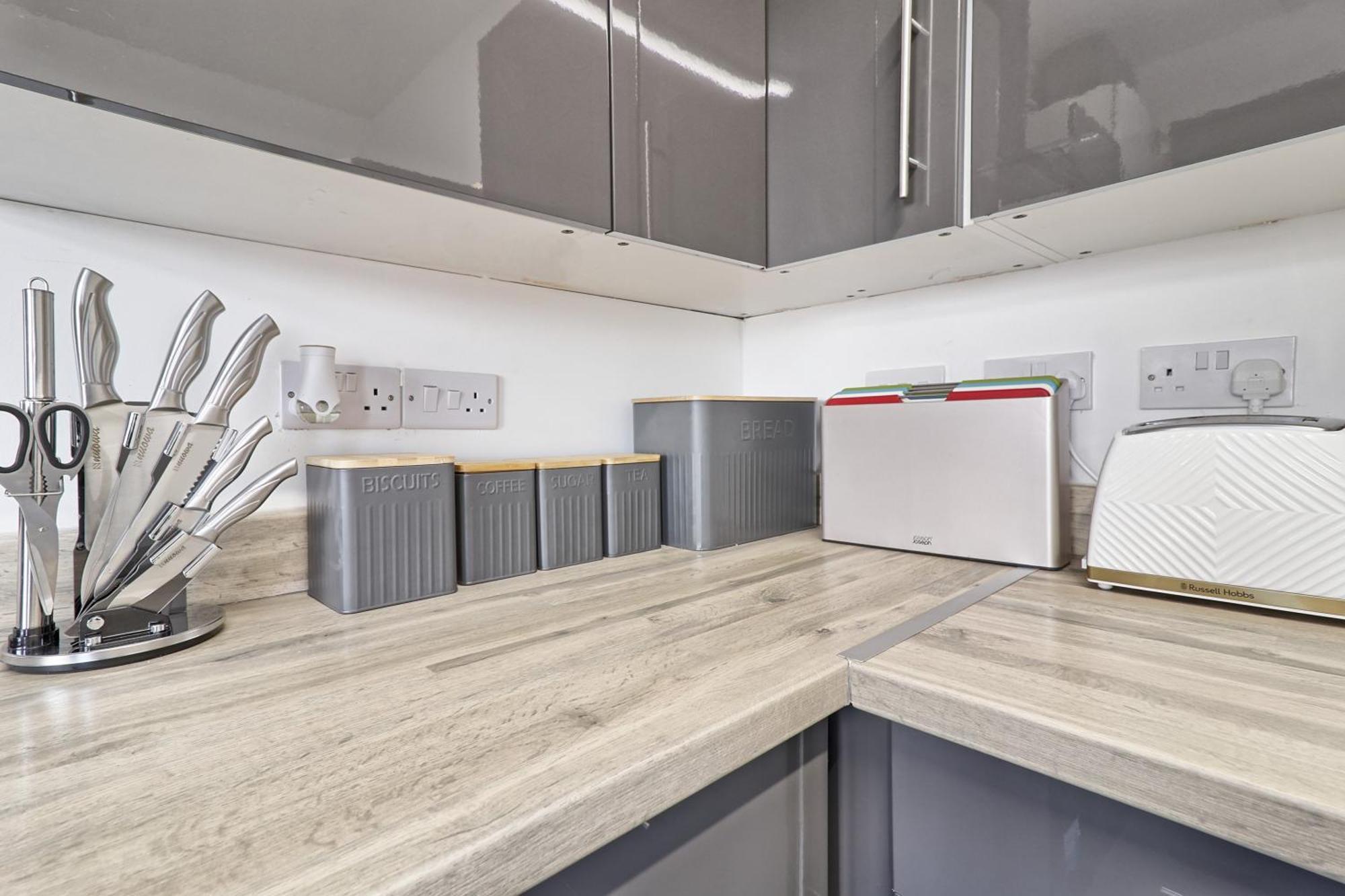 Beautiful Spacious Four Bedroom House With Parking For 2 Cars, 5 Minute Walk To Southend Station Esterno foto