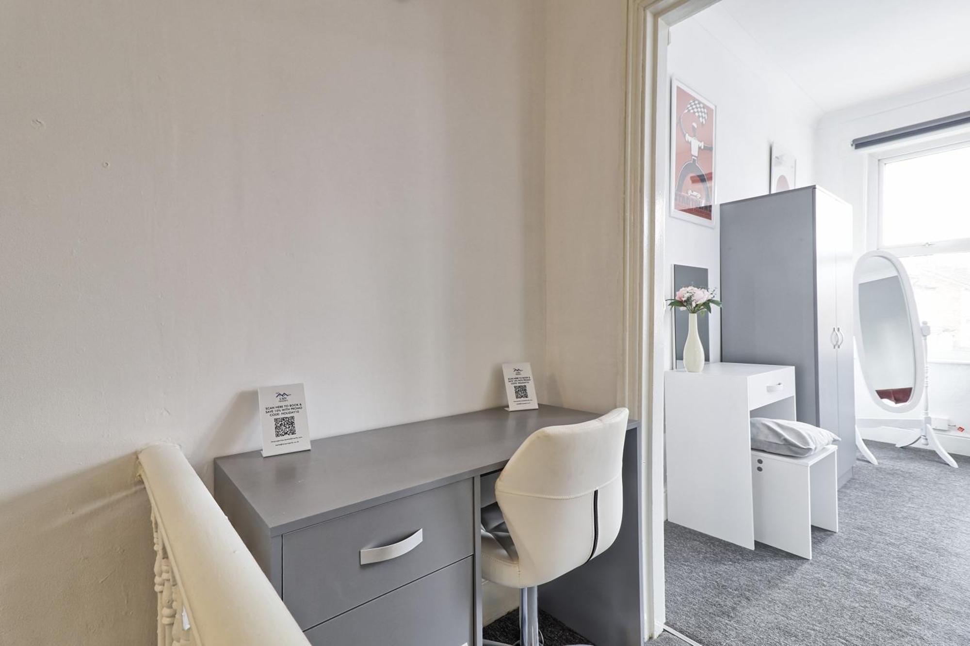 Beautiful Spacious Four Bedroom House With Parking For 2 Cars, 5 Minute Walk To Southend Station Esterno foto