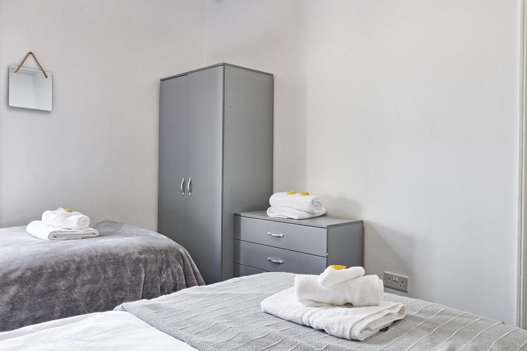Beautiful Spacious Four Bedroom House With Parking For 2 Cars, 5 Minute Walk To Southend Station Esterno foto