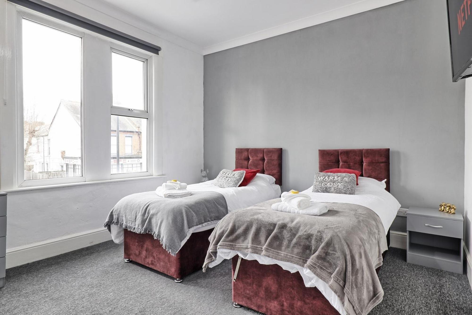 Beautiful Spacious Four Bedroom House With Parking For 2 Cars, 5 Minute Walk To Southend Station Esterno foto