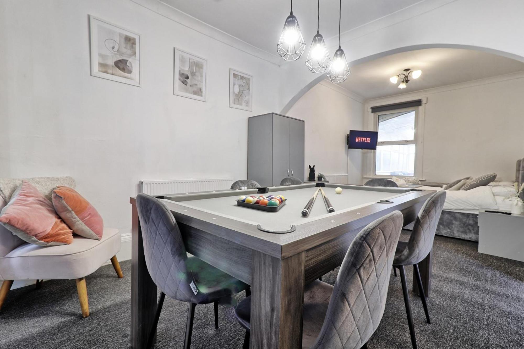 Beautiful Spacious Four Bedroom House With Parking For 2 Cars, 5 Minute Walk To Southend Station Esterno foto
