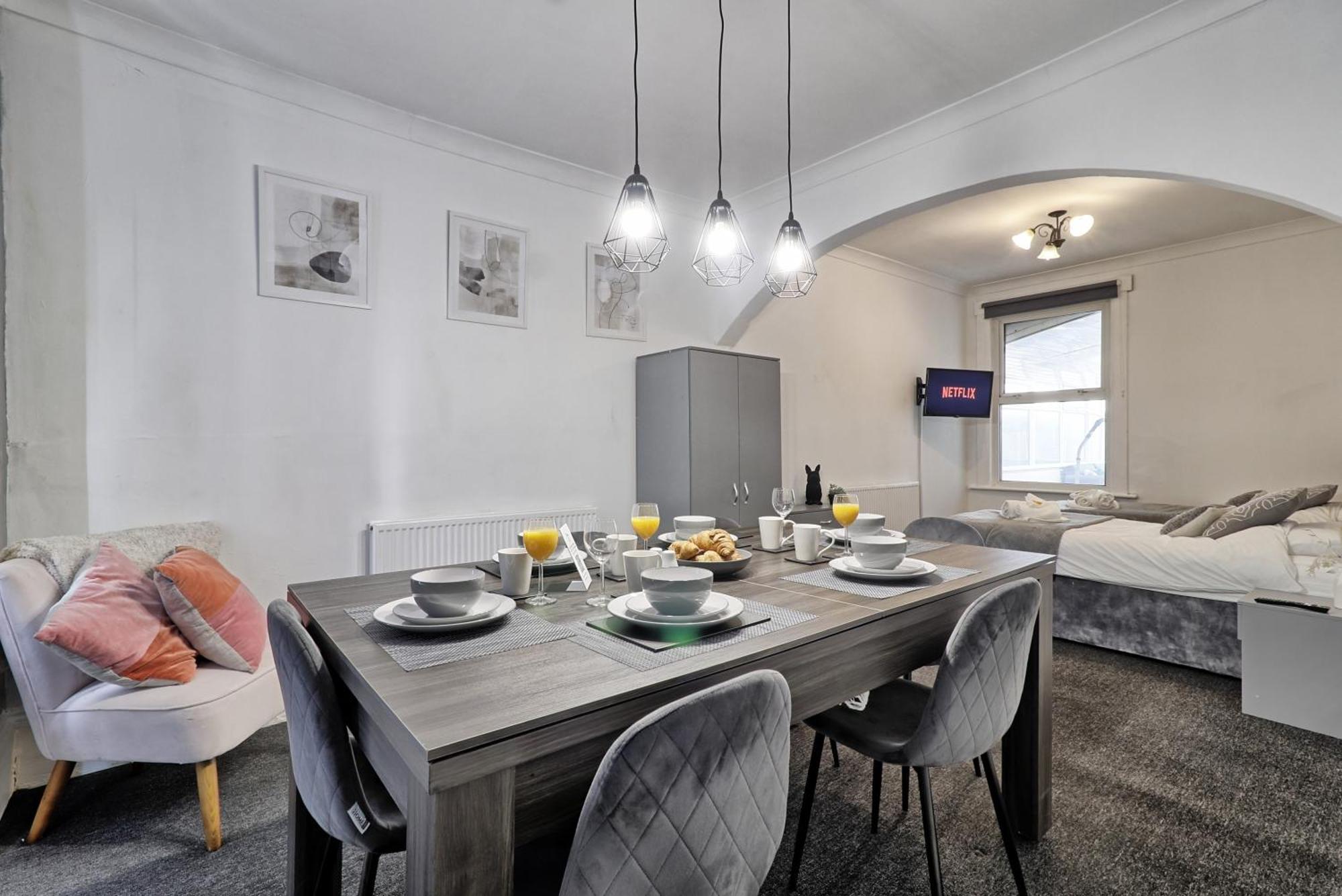 Beautiful Spacious Four Bedroom House With Parking For 2 Cars, 5 Minute Walk To Southend Station Esterno foto