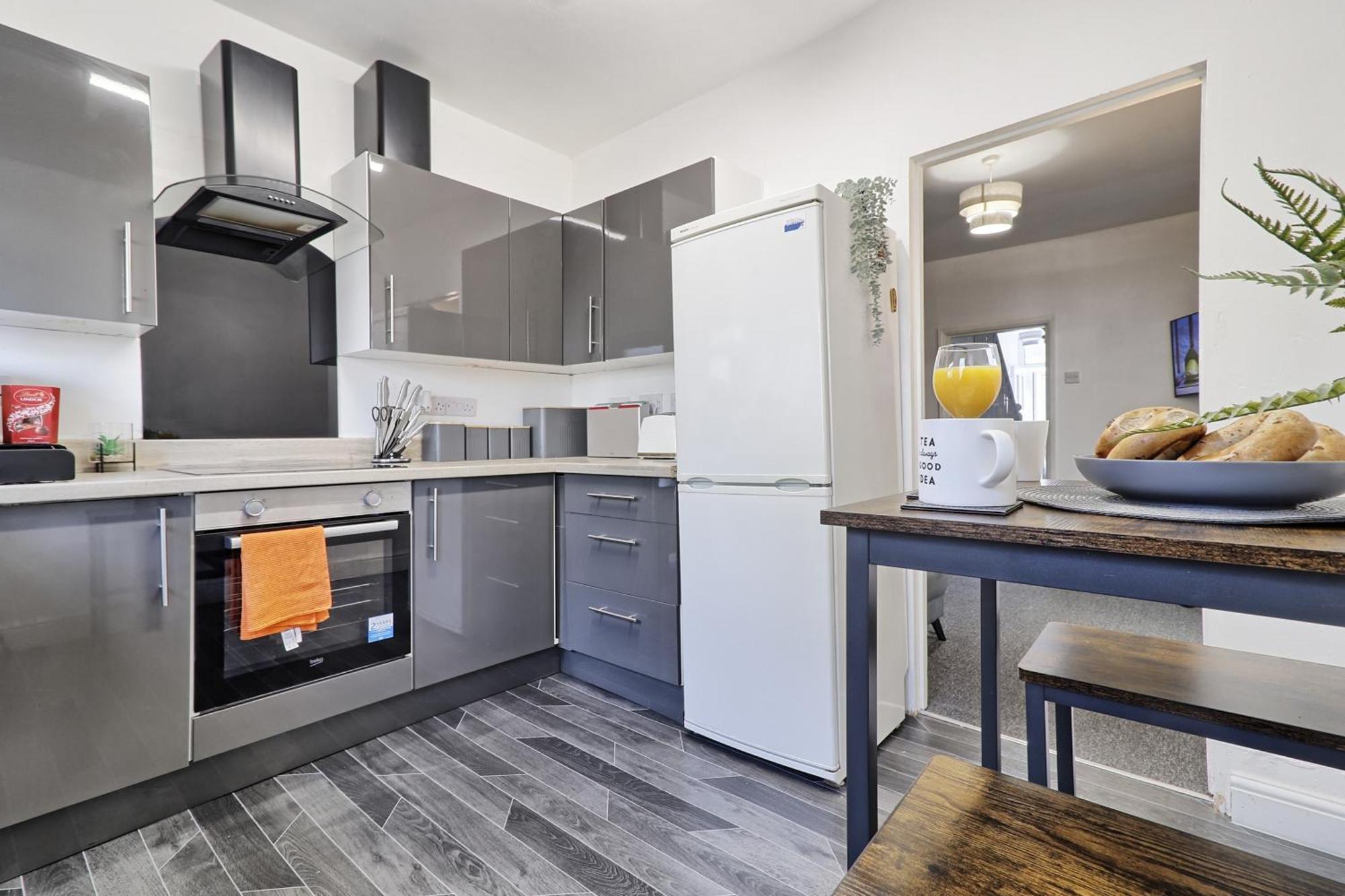 Beautiful Spacious Four Bedroom House With Parking For 2 Cars, 5 Minute Walk To Southend Station Esterno foto