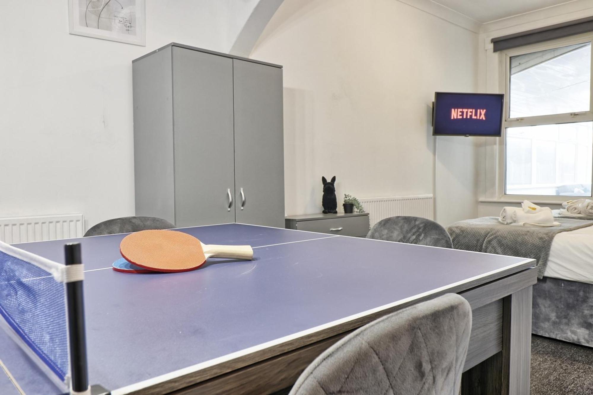 Beautiful Spacious Four Bedroom House With Parking For 2 Cars, 5 Minute Walk To Southend Station Esterno foto