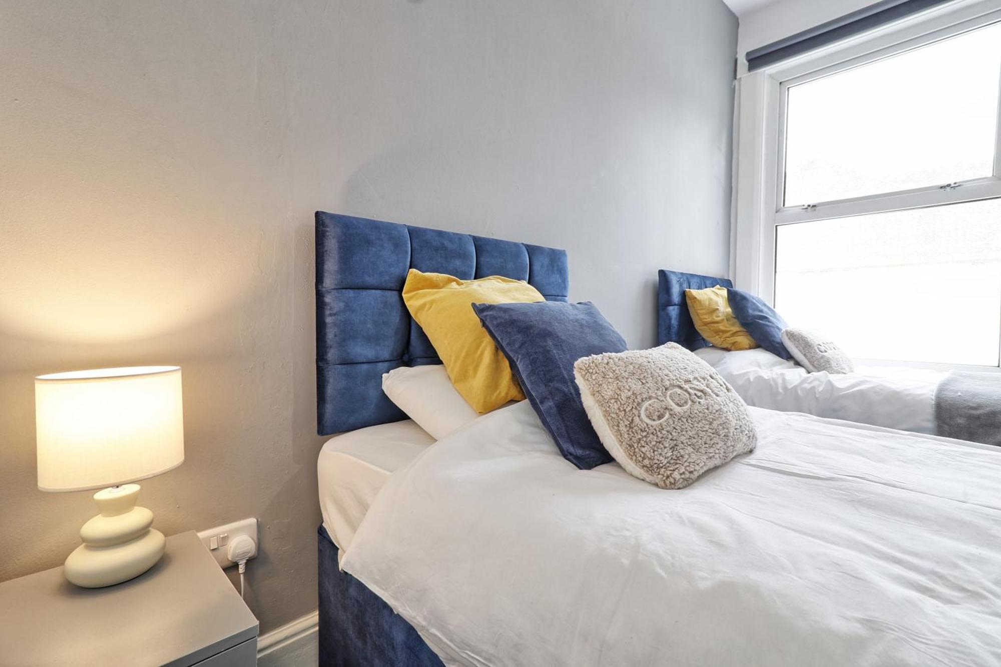 Beautiful Spacious Four Bedroom House With Parking For 2 Cars, 5 Minute Walk To Southend Station Esterno foto