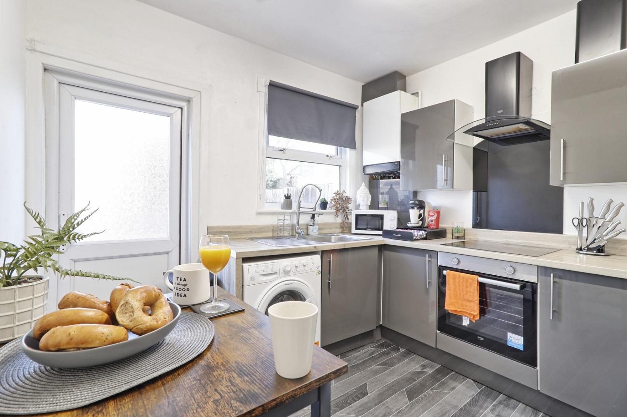 Beautiful Spacious Four Bedroom House With Parking For 2 Cars, 5 Minute Walk To Southend Station Esterno foto