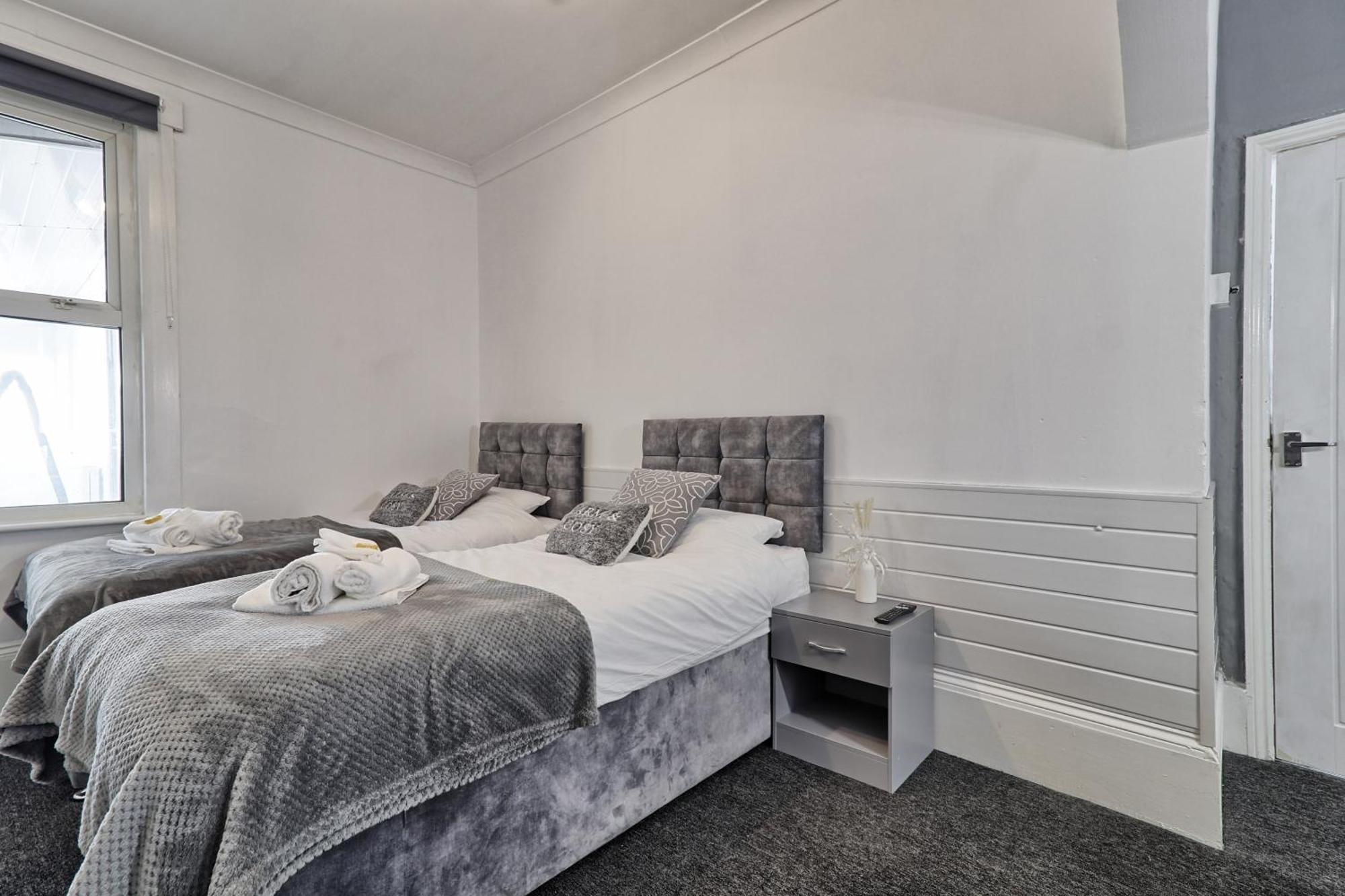 Beautiful Spacious Four Bedroom House With Parking For 2 Cars, 5 Minute Walk To Southend Station Esterno foto