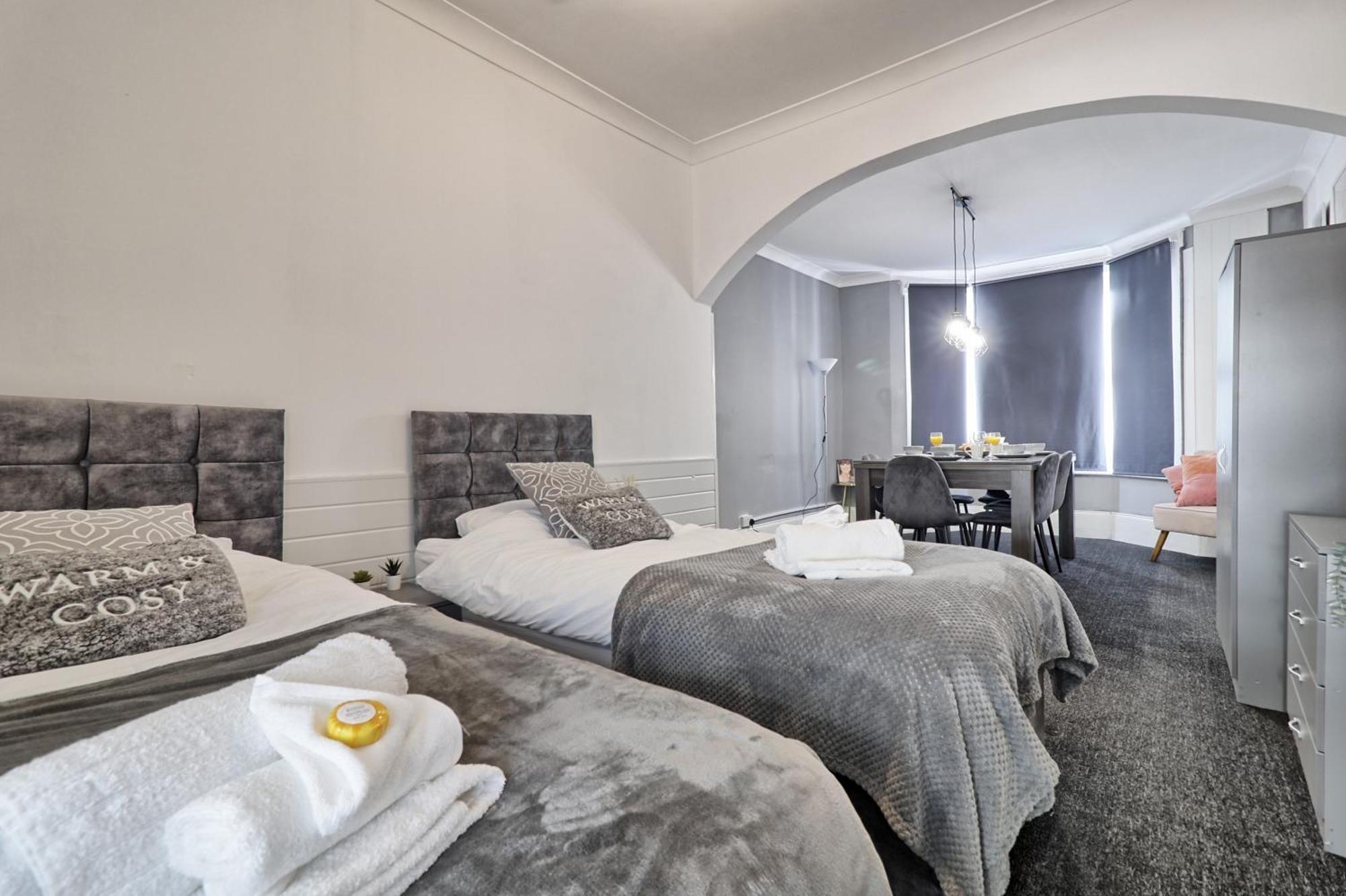 Beautiful Spacious Four Bedroom House With Parking For 2 Cars, 5 Minute Walk To Southend Station Esterno foto