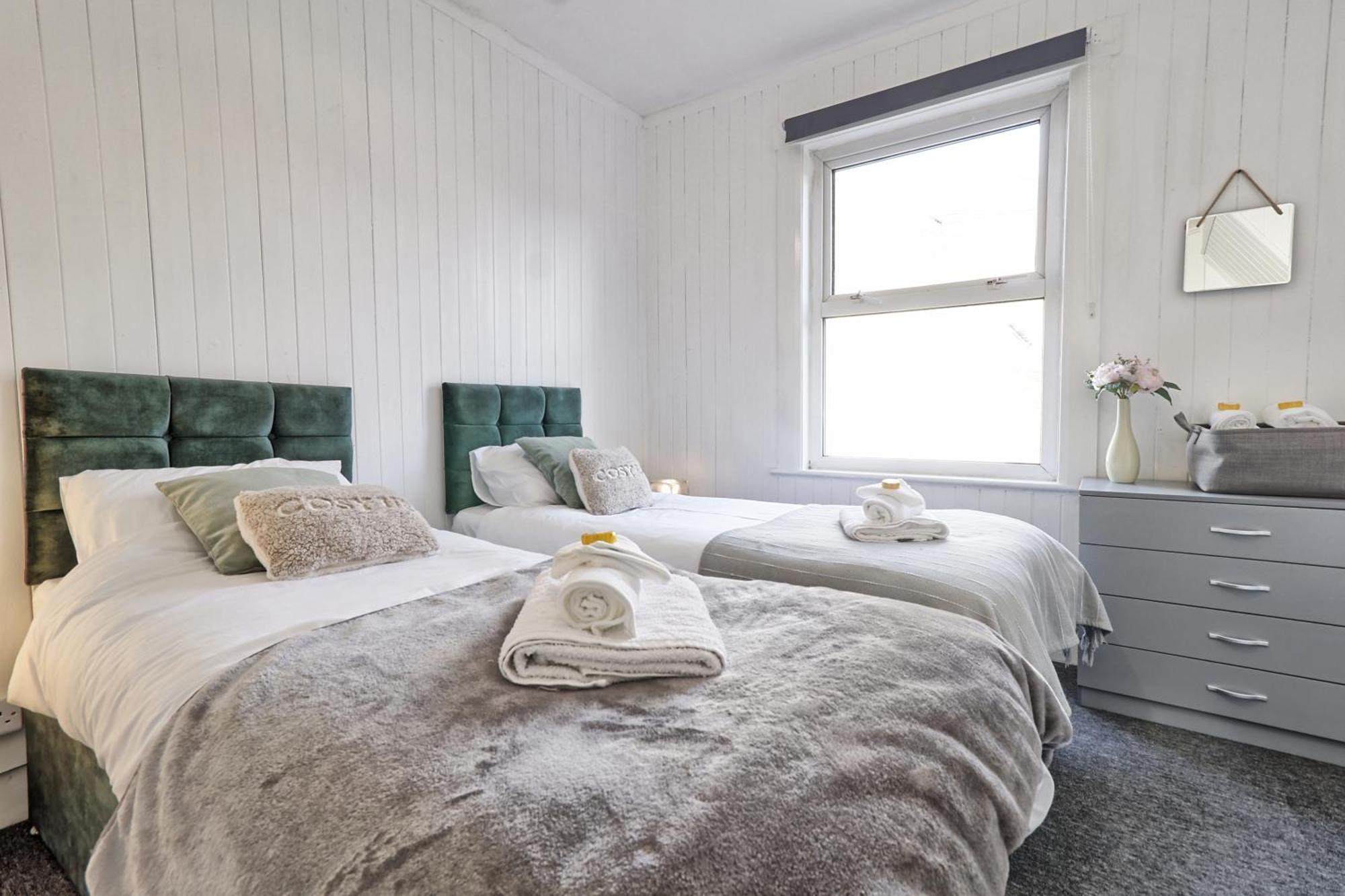 Beautiful Spacious Four Bedroom House With Parking For 2 Cars, 5 Minute Walk To Southend Station Esterno foto