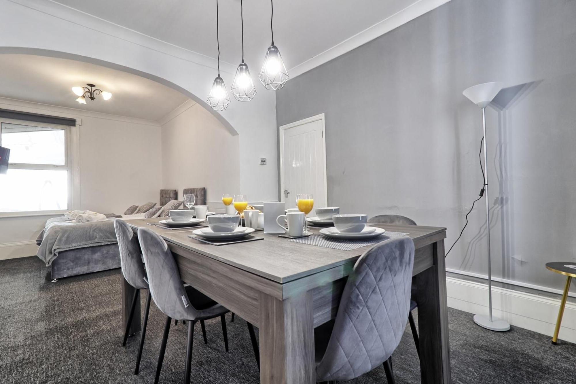 Beautiful Spacious Four Bedroom House With Parking For 2 Cars, 5 Minute Walk To Southend Station Esterno foto